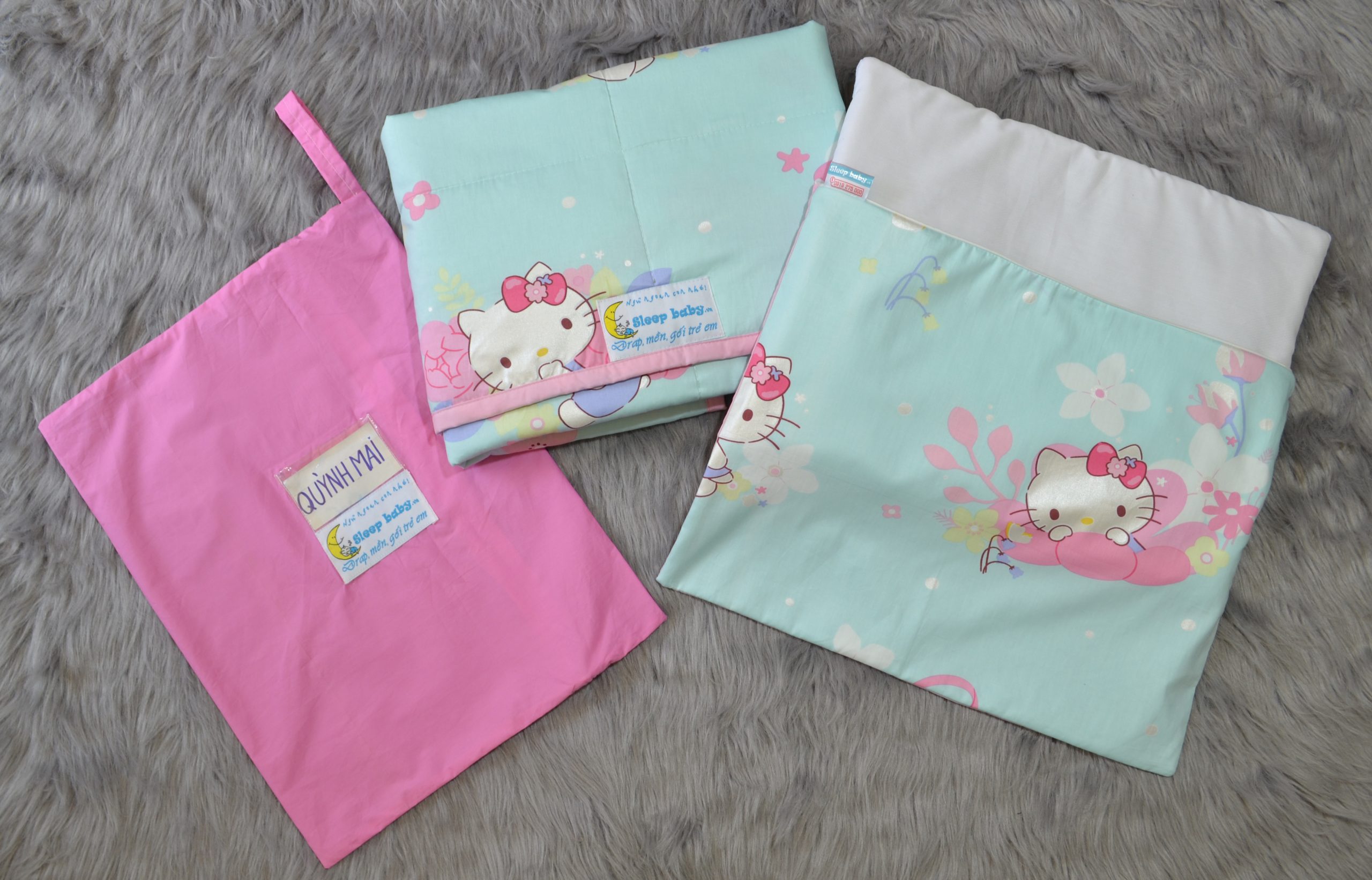 Bộ chăn gối mầm non hai trong một Hello Kitty T5