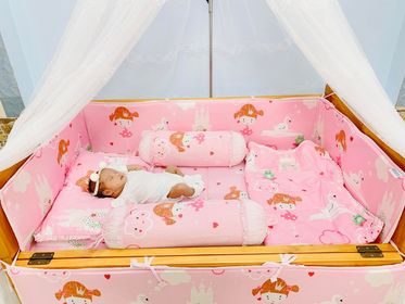 Em Xoài ngủ ngoan trong quây cũi vải Sleep Baby giống anh Bơ nhé!